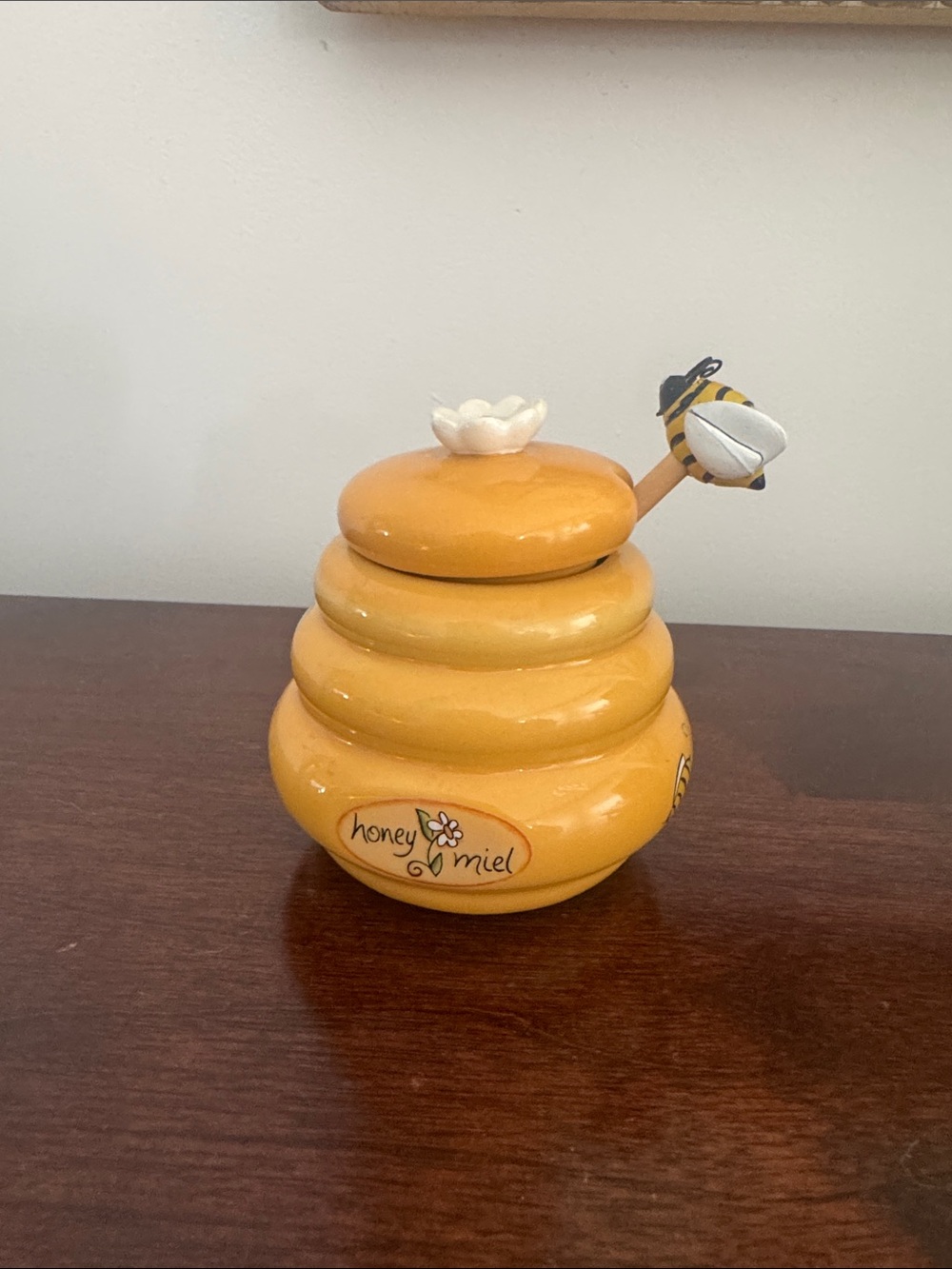 Joie De Vivre honey pot with bumblebee dipper set. Pot et cuiller a miel.